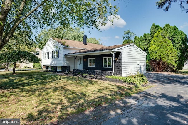 tri-level home featuring a front yard