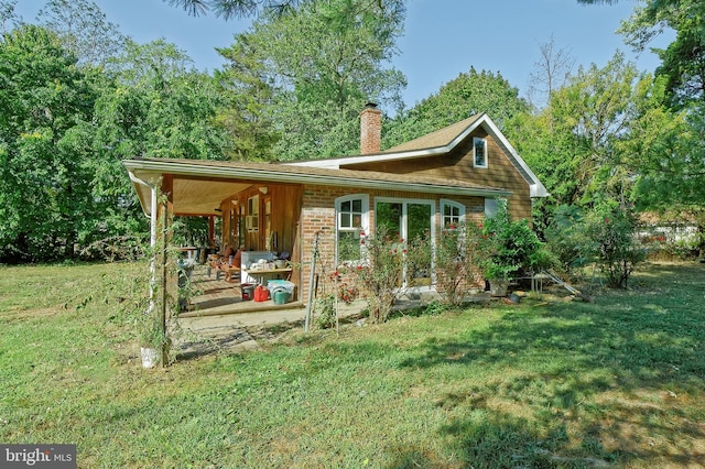 view of front of property with a front lawn