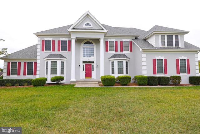 view of front of property featuring a front lawn