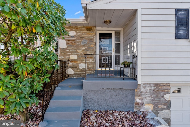 property entrance featuring a porch