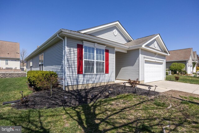 view of front of house featuring a front yard and a garage