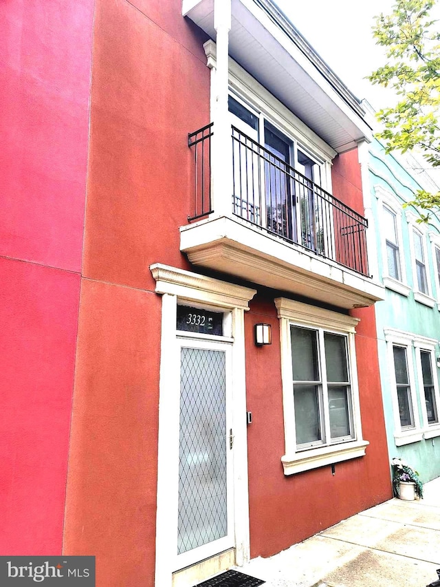 property entrance featuring a balcony