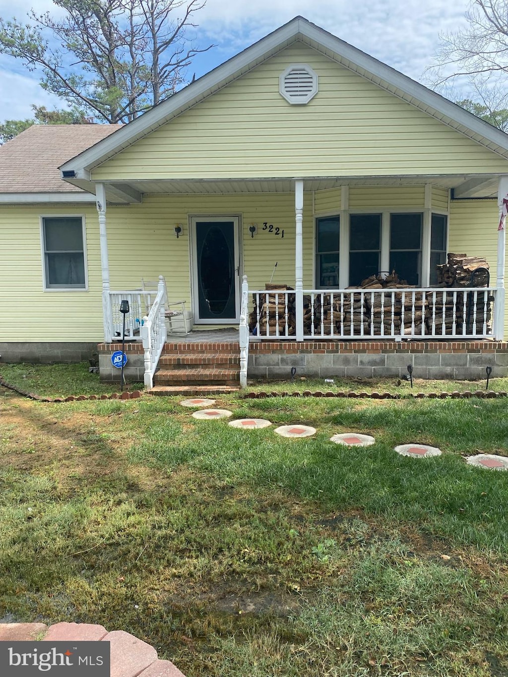 view of front of property featuring a front yard and a porch