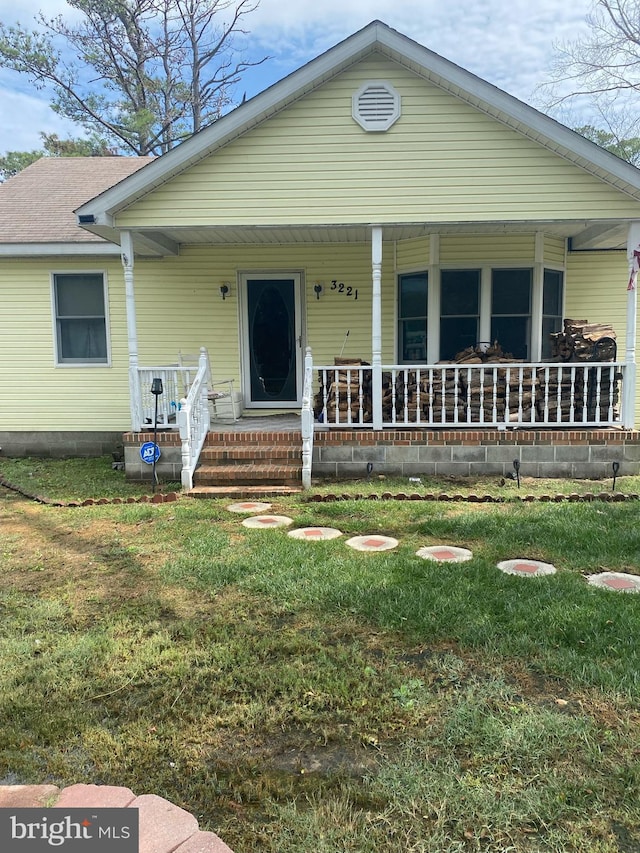 view of front of property featuring a front yard and a porch