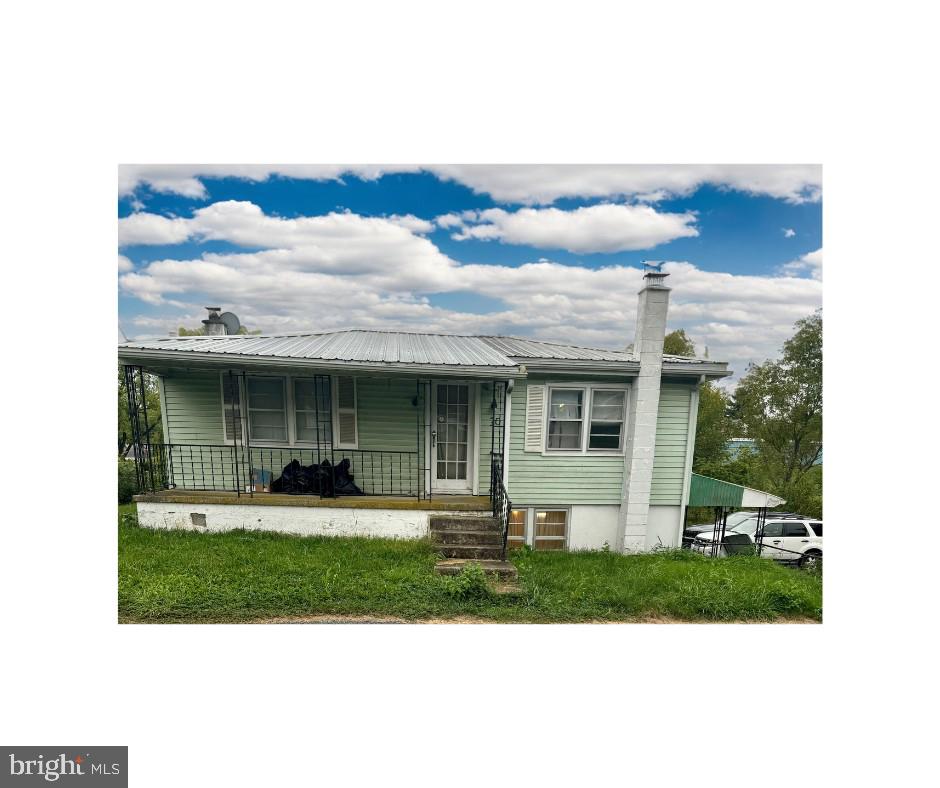 view of front of property with a front yard and covered porch