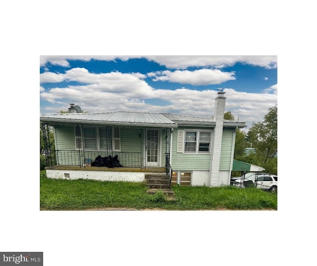 view of front of property with a front yard and covered porch