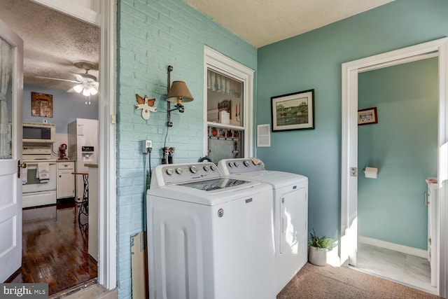 washroom featuring ceiling fan, a textured ceiling, washing machine and clothes dryer, and hardwood / wood-style flooring