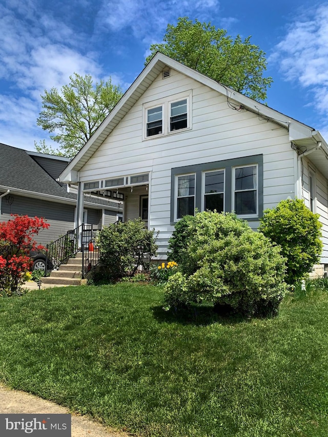 view of front of home featuring a front yard