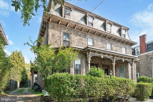 view of italianate home