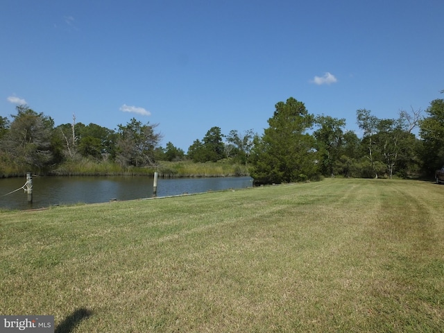 view of yard featuring a water view