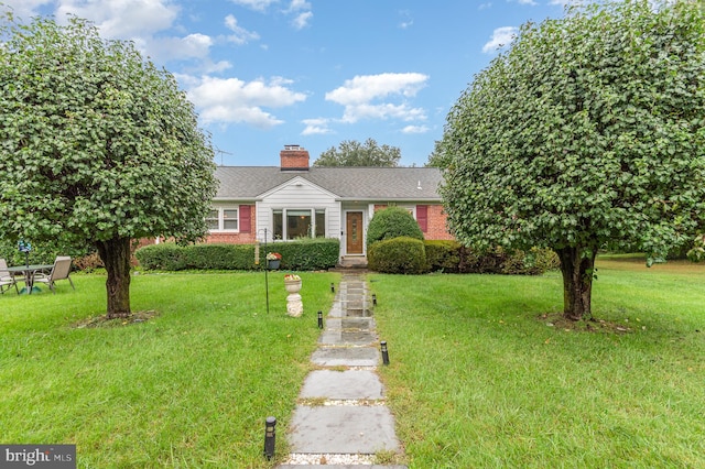 view of front of property featuring a front yard