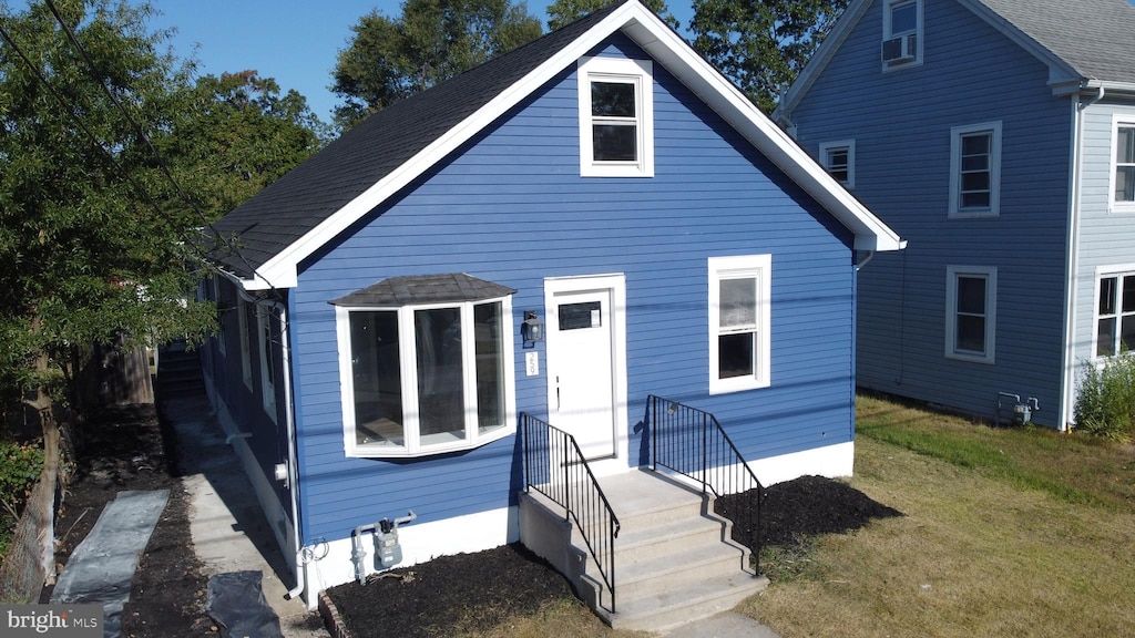 view of front facade featuring a front yard