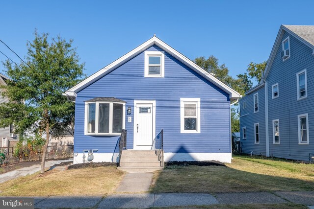 view of front facade featuring a front yard