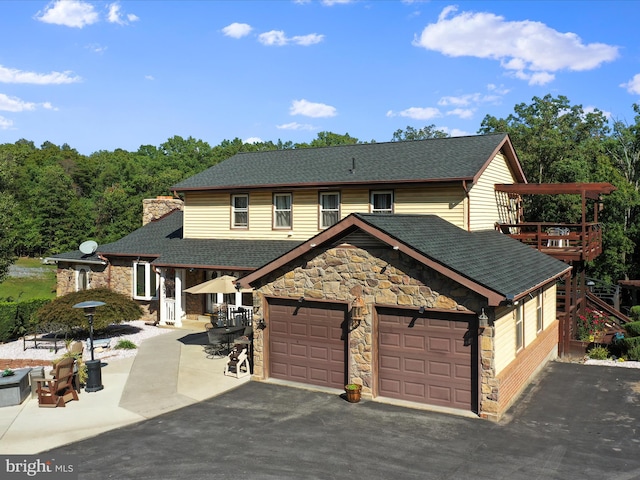 view of front property featuring a garage