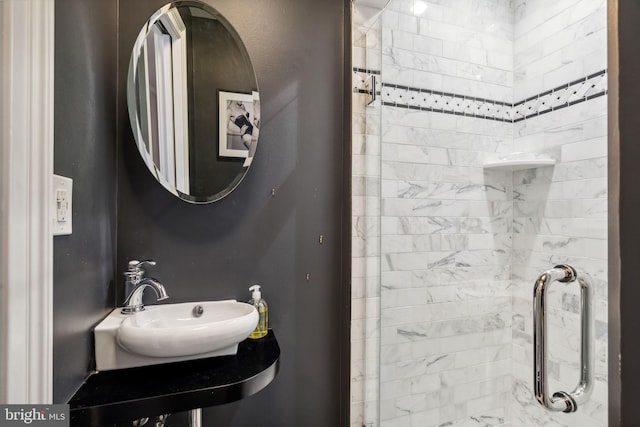 bathroom featuring sink and a tile shower