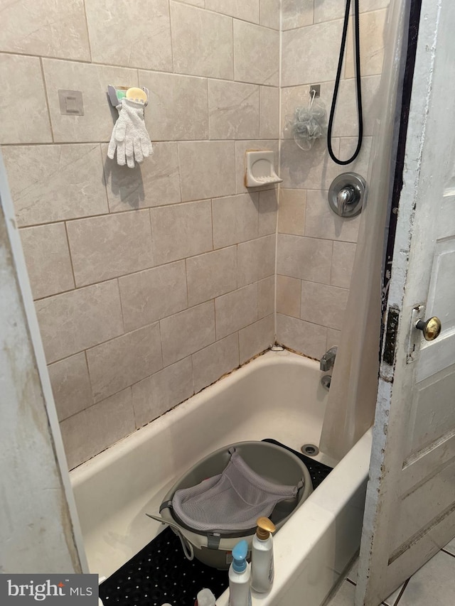 bathroom with shower / tub combo