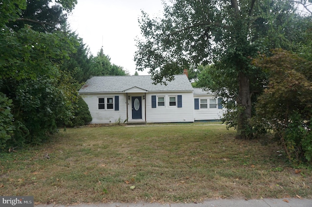 view of front facade with a front lawn