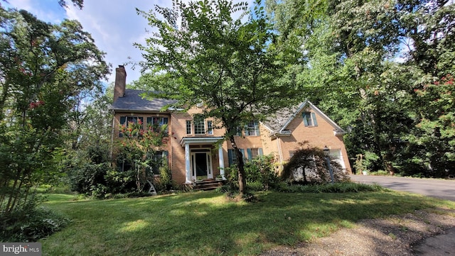 view of front facade featuring a front lawn