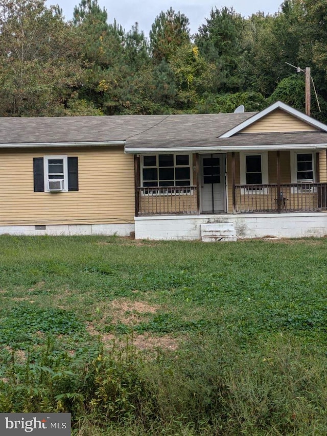 view of front of home featuring cooling unit, a front lawn, and a porch