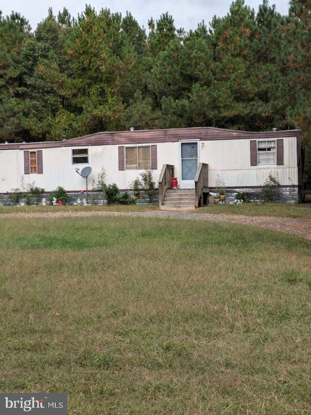 manufactured / mobile home featuring a front lawn