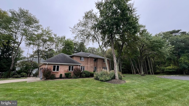 view of front of house featuring a front lawn