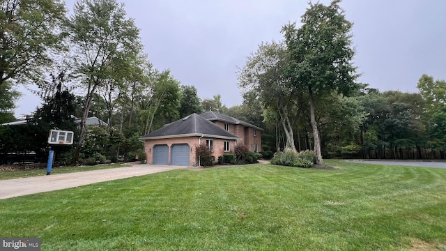 view of front facade featuring a front yard and a garage