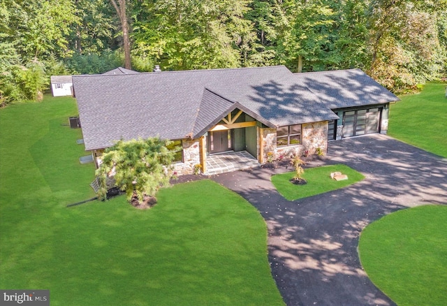 view of front of property featuring a front lawn