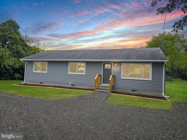 view of front of property featuring a lawn