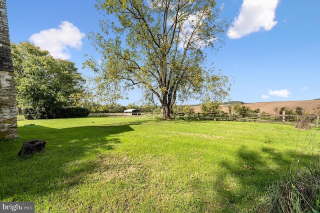 view of yard featuring a rural view