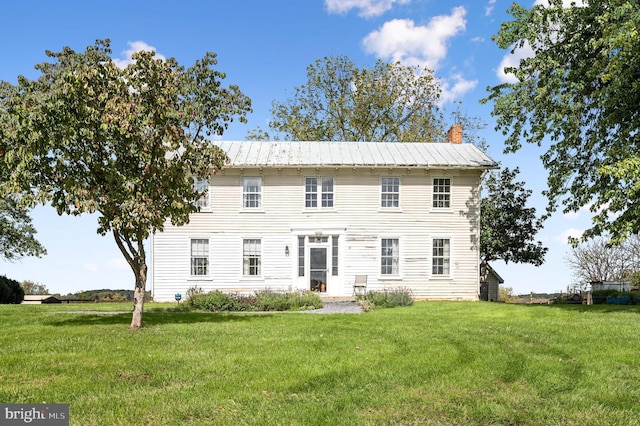 colonial inspired home featuring a front yard