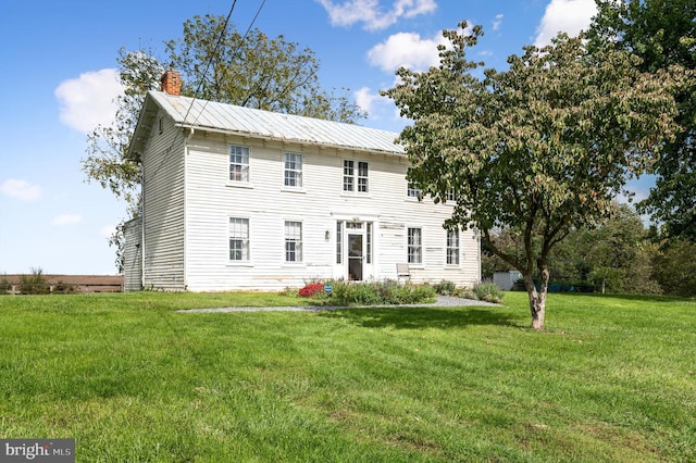 colonial inspired home featuring a front yard