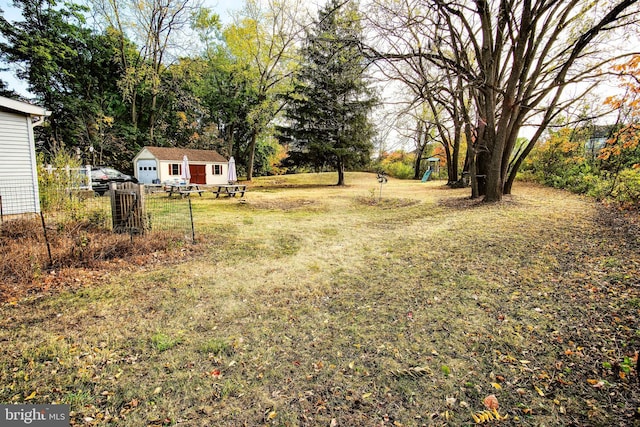 view of yard with an outdoor structure