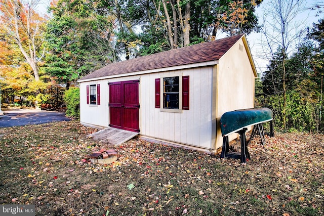 view of outdoor structure with an outdoor structure