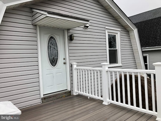 property entrance featuring a wooden deck