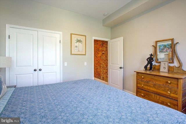 bedroom with carpet flooring and a closet