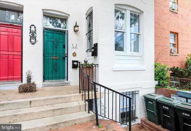 entrance to property featuring covered porch