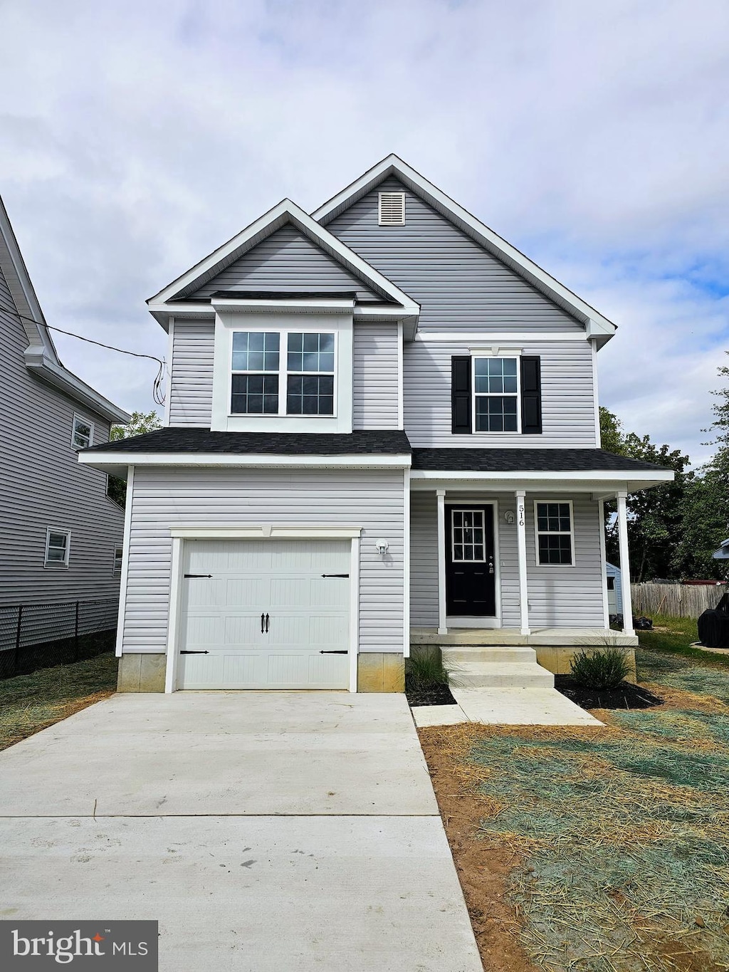 view of front property featuring a garage