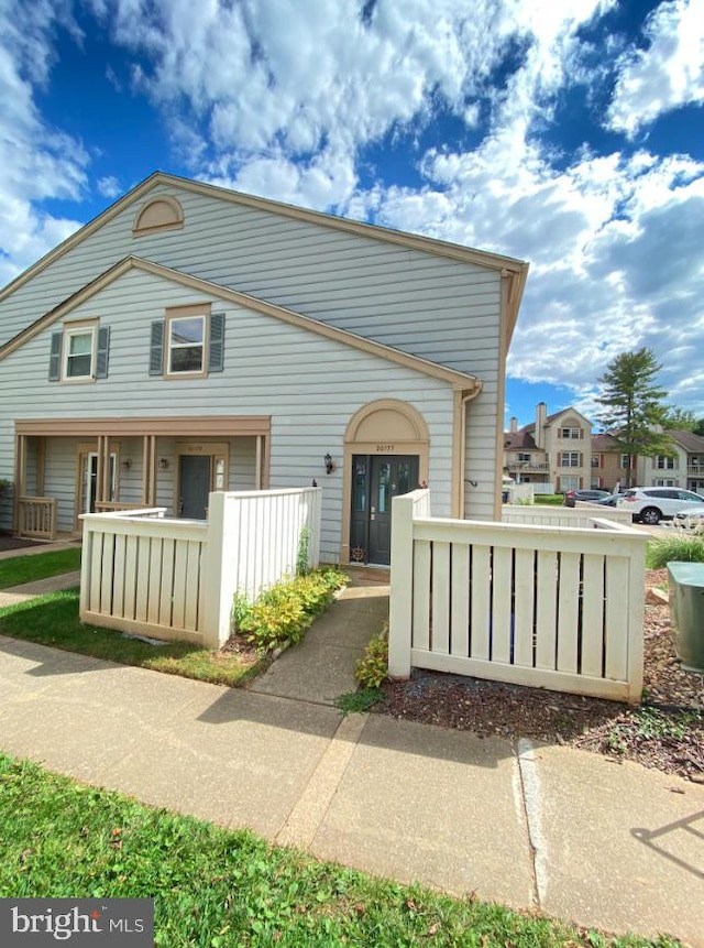 view of front of property