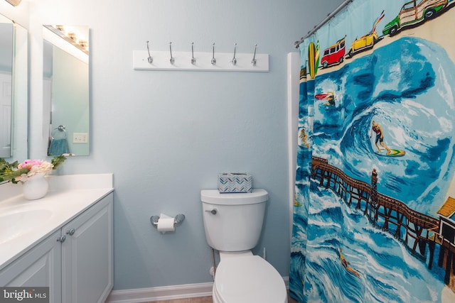 bathroom with a shower with shower curtain, vanity, and toilet