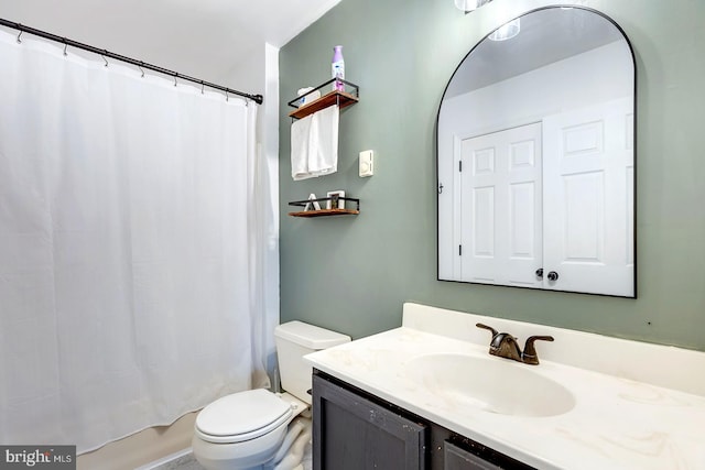 full bathroom featuring vanity, toilet, and shower / tub combo with curtain