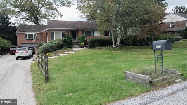 view of front of house featuring a front yard and a garage