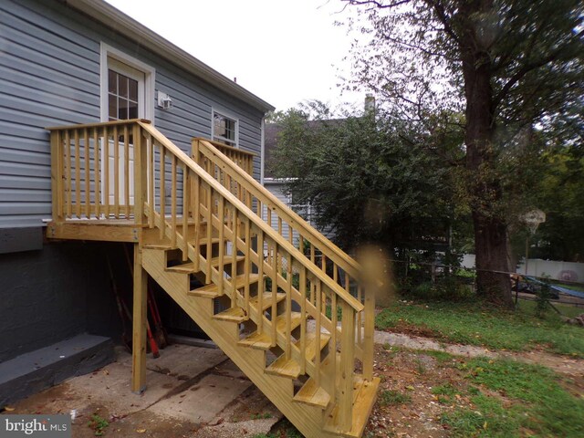 view of front of property featuring a front lawn