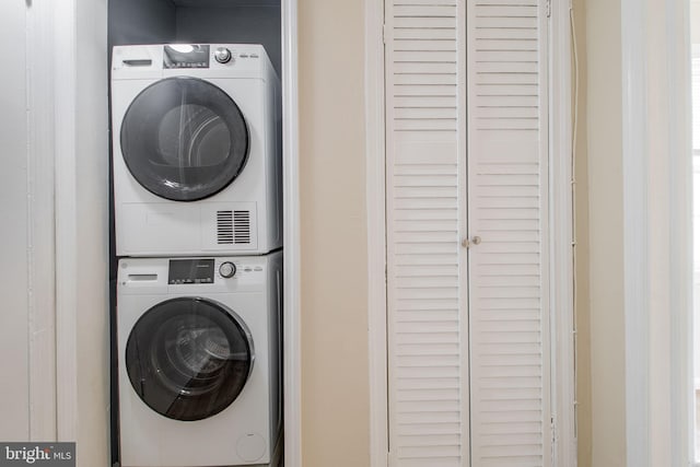 washroom with laundry area and stacked washer and clothes dryer