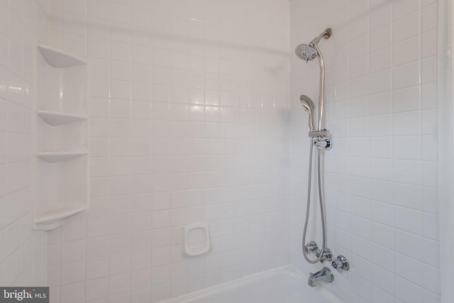 bathroom with tiled shower / bath