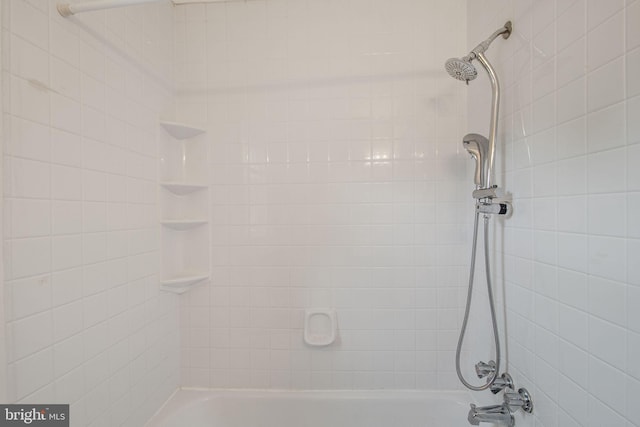 bathroom with tiled shower / bath combo