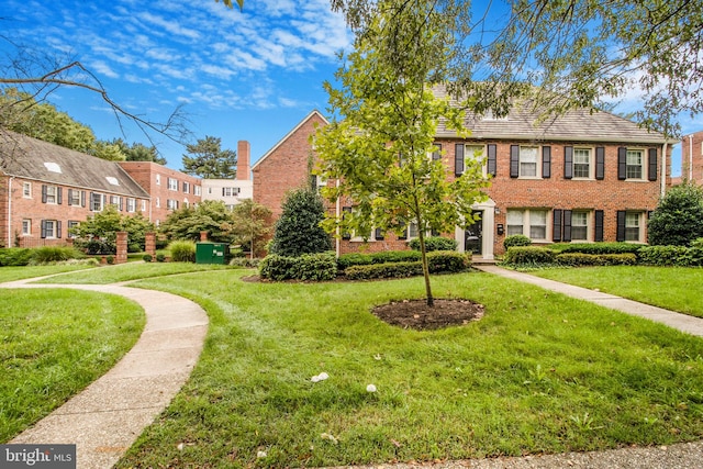 view of front of property featuring a front lawn