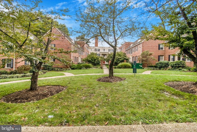 view of property's community featuring a lawn