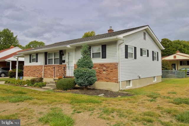 view of front of home featuring a front yard