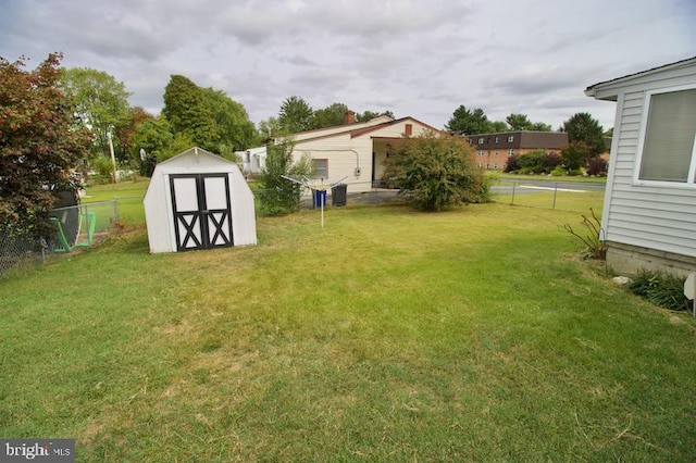 view of yard featuring a shed