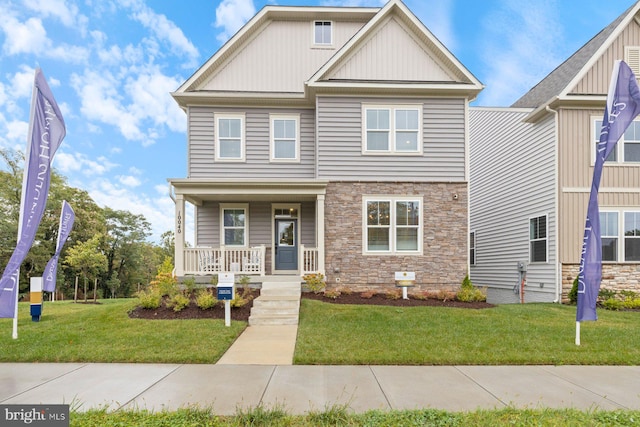 view of front facade featuring a porch and a front lawn